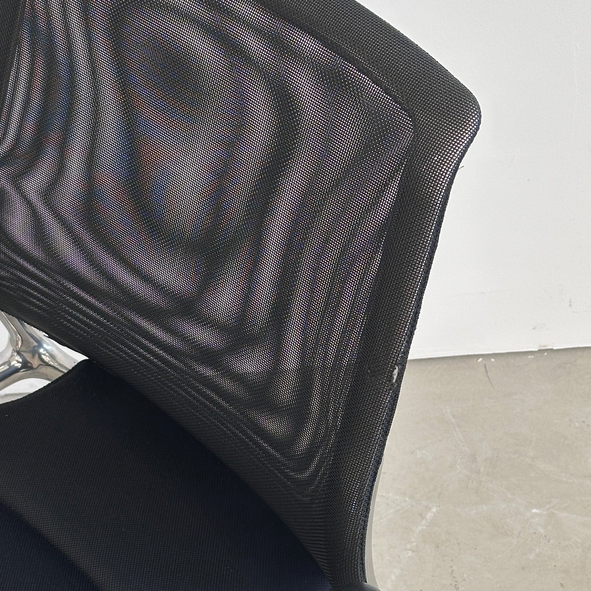 Meda Chair Armlehnen Leder ( Netzrückentausch wird gerade geprüft )