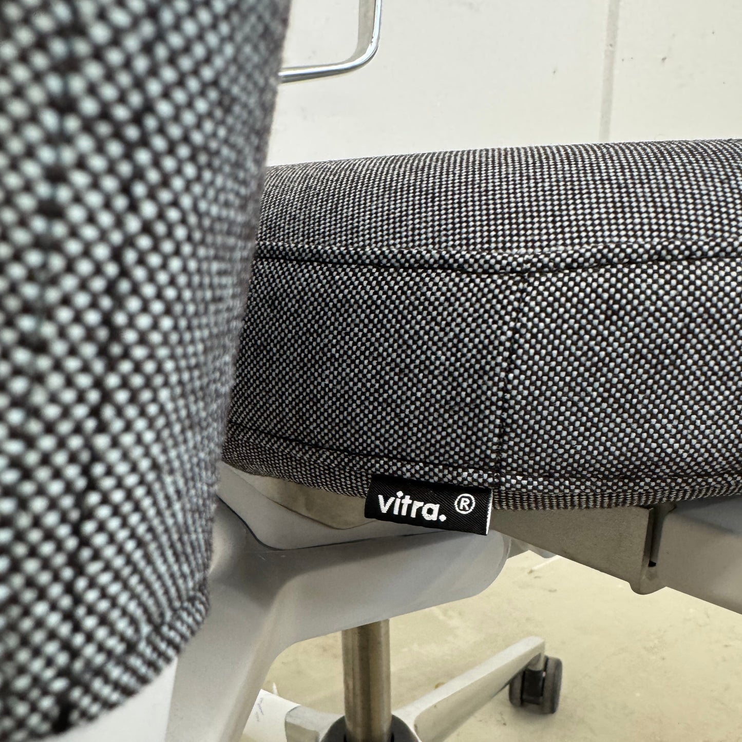 Vitra ID Trim dunkelgrau