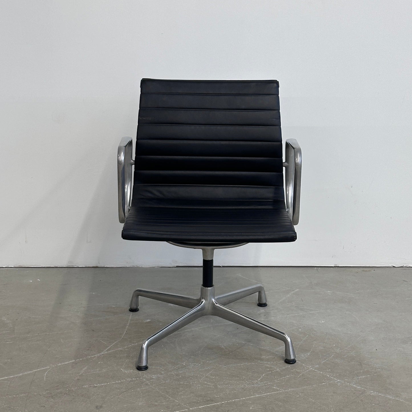 Vitra EA 108 Leder schwarz (Alu poliert)