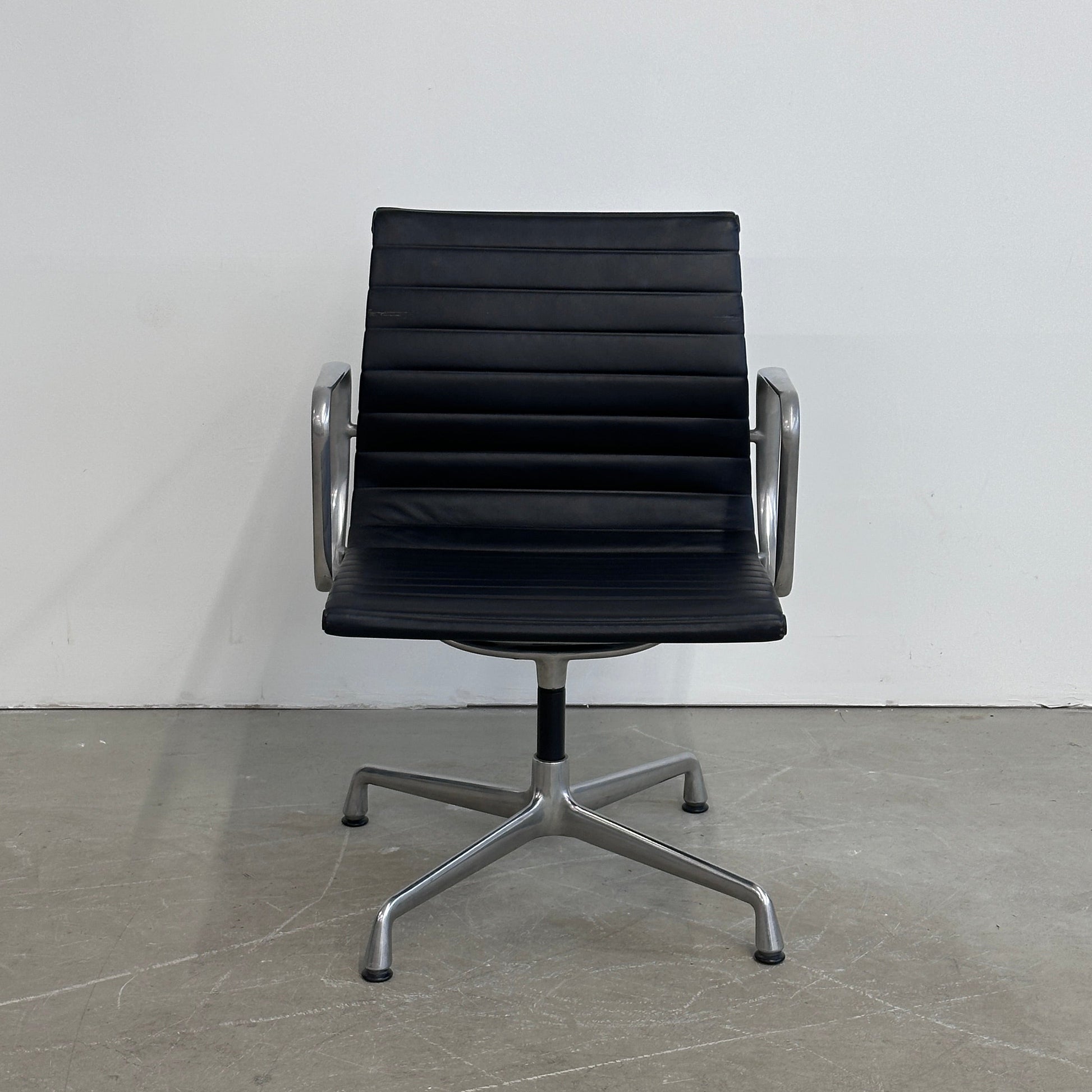 Vitra EA 108 Leder schwarz (Alu poliert)