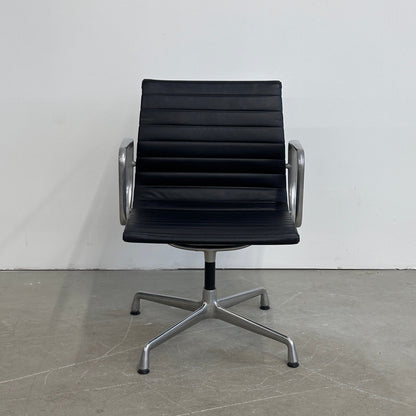 Vitra EA 108 Leder schwarz (Alu poliert)