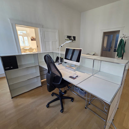 USM Haller Empfangstheke weiß in gutem Zustand mit 237x160 cm und 109 cm Höhe im modernen Büro