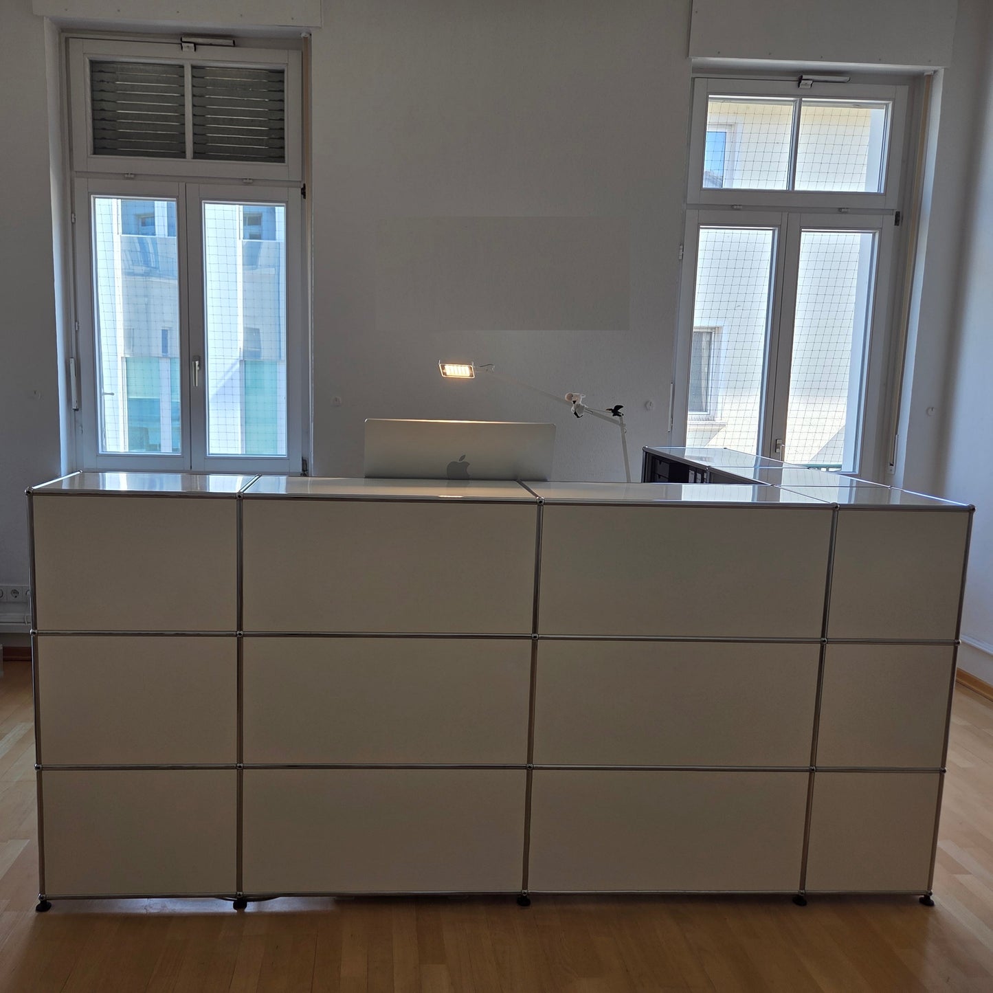 USM Haller Empfangstheke in Reinweiss mit klarer Linienführung und modernem Design, Maße 237x160x109 cm, sehr guter Zustand