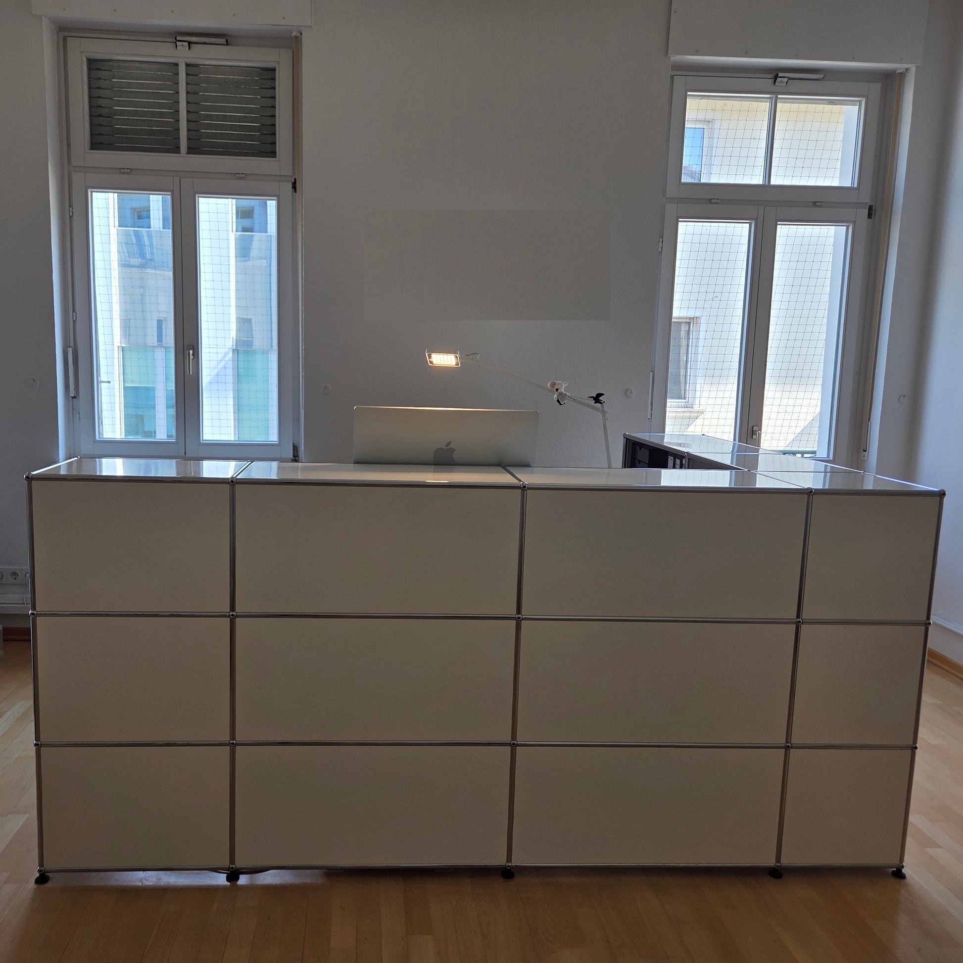 USM Haller Empfangstheke in Reinweiss mit klarer Linienführung und modernem Design, Maße 237x160x109 cm, sehr guter Zustand