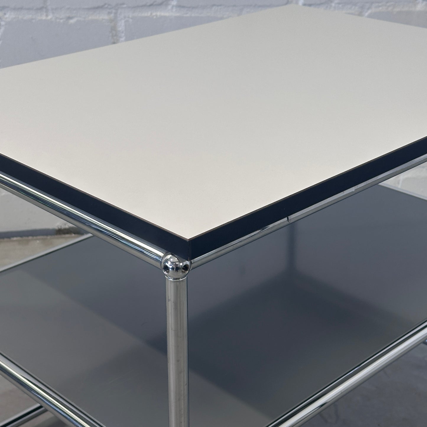 USM Haller Beistelltisch 75x50 mittelgrau / weiß