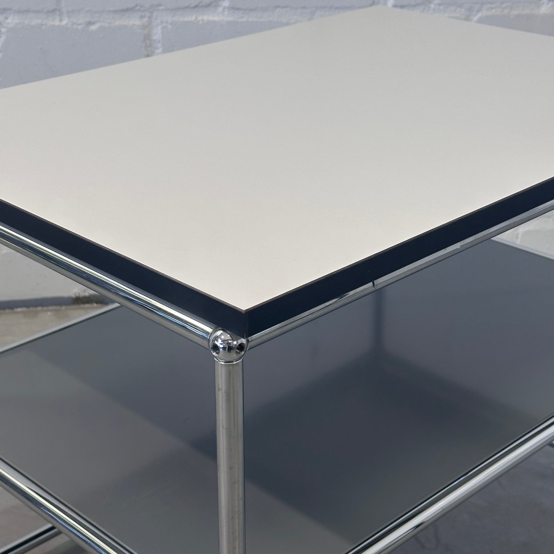 USM Haller Beistelltisch 75x50 mittelgrau / weiß