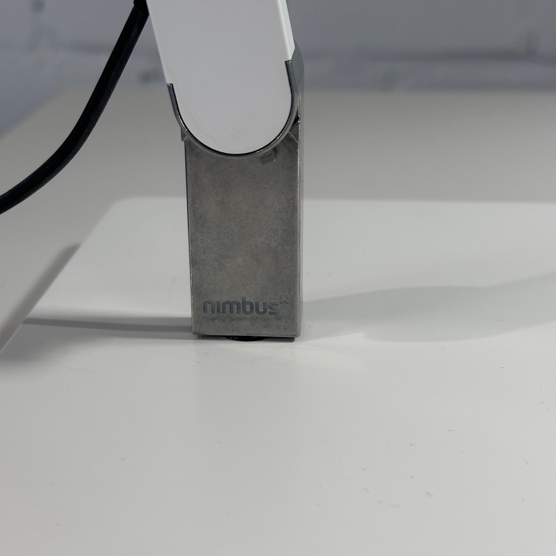 Artikelanlage Arbeitsplatztischleuchte Roxxane Home mit Fußplatte und Konverter Farbe: matt weiß H.537 x T 620mm Fußplatte 205x205mm Leuchtenkopf: L 110xB110mm Lichtfarbe: 4000K_[kein Wert]