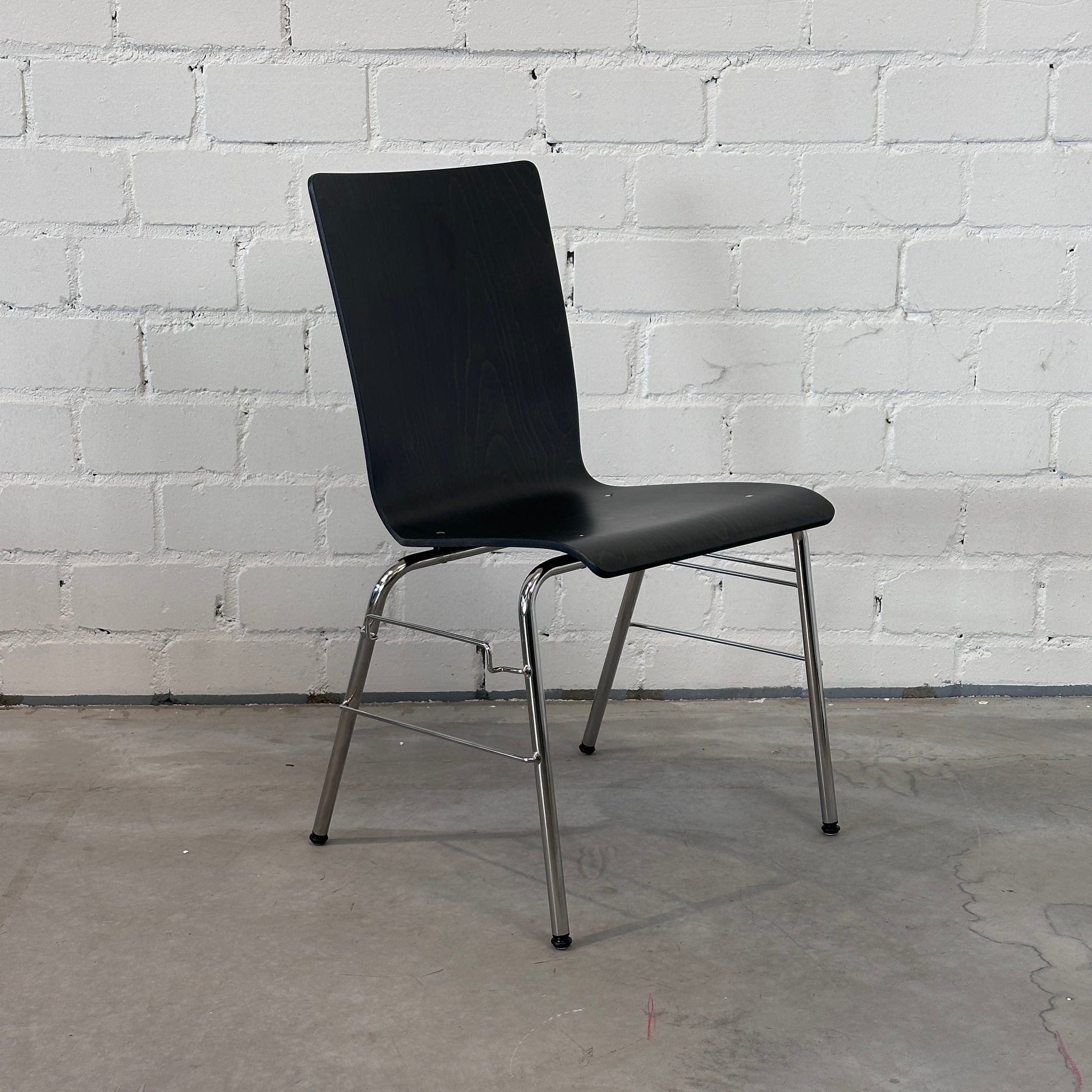 Hiller Objektmöbel Stapelstuhl Atlanta Buche anthrazit gebeizt