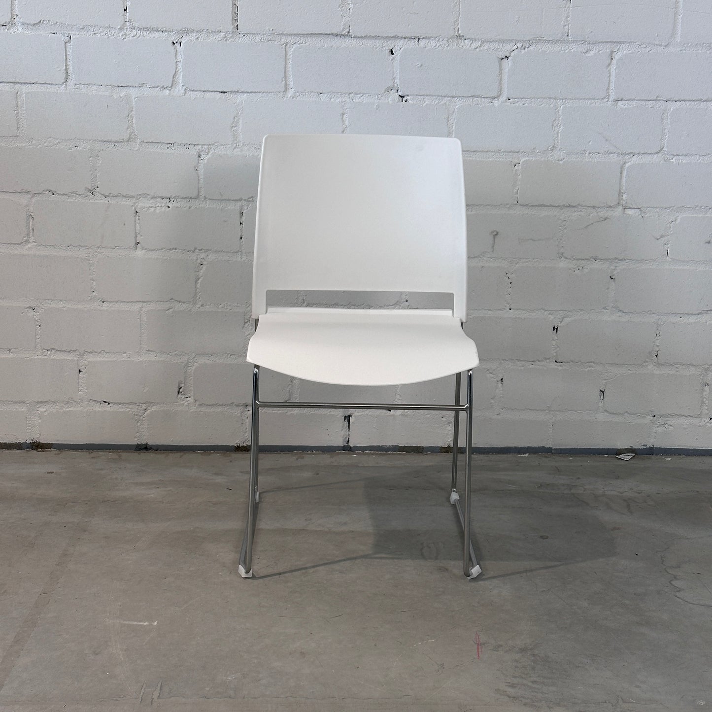 stapelstuhl_weiss_chrom_frontansicht