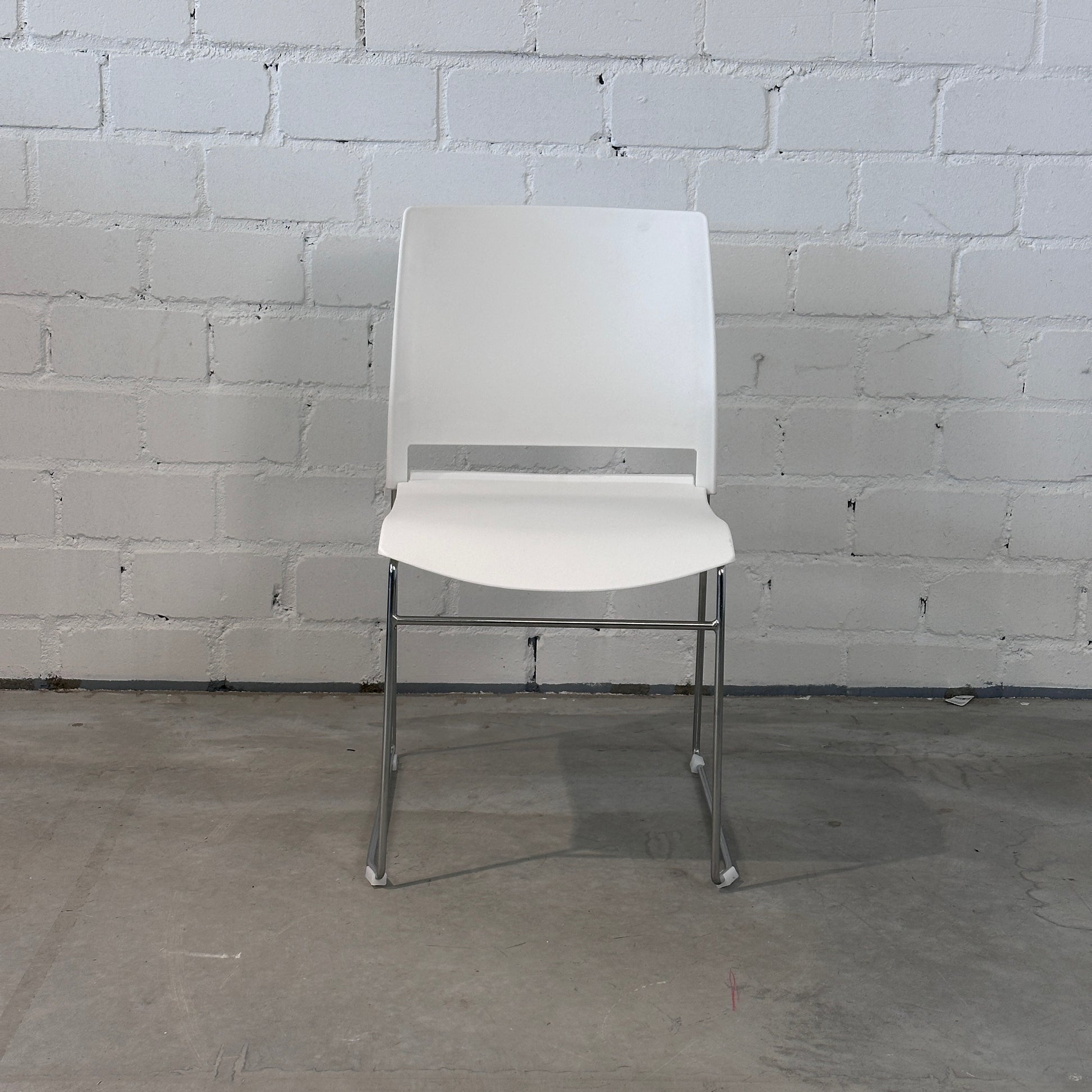 stapelstuhl_weiss_chrom_frontansicht