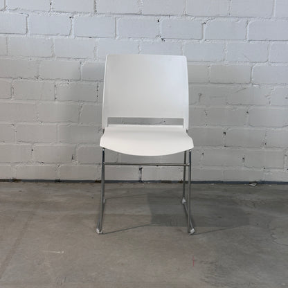 stapelstuhl_weiss_chrom_frontansicht