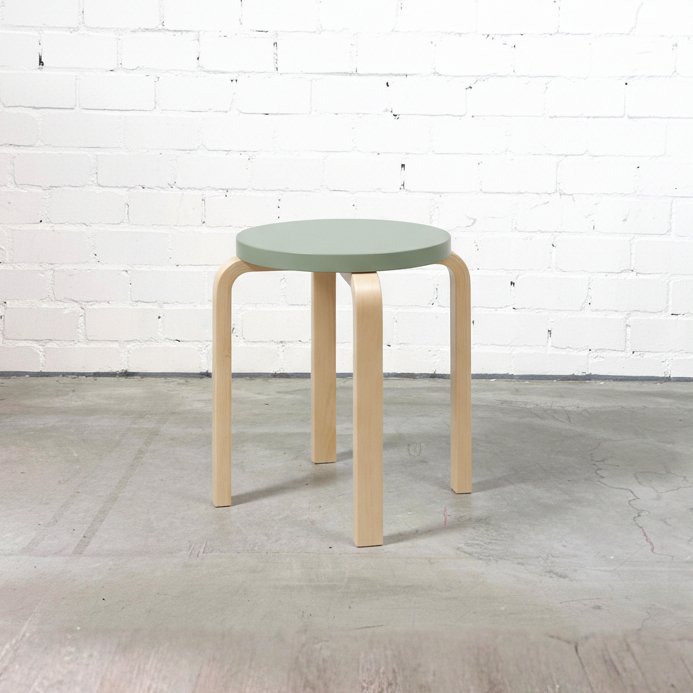 Artek E60 Hocker Birkenholz / Salbeigrün
