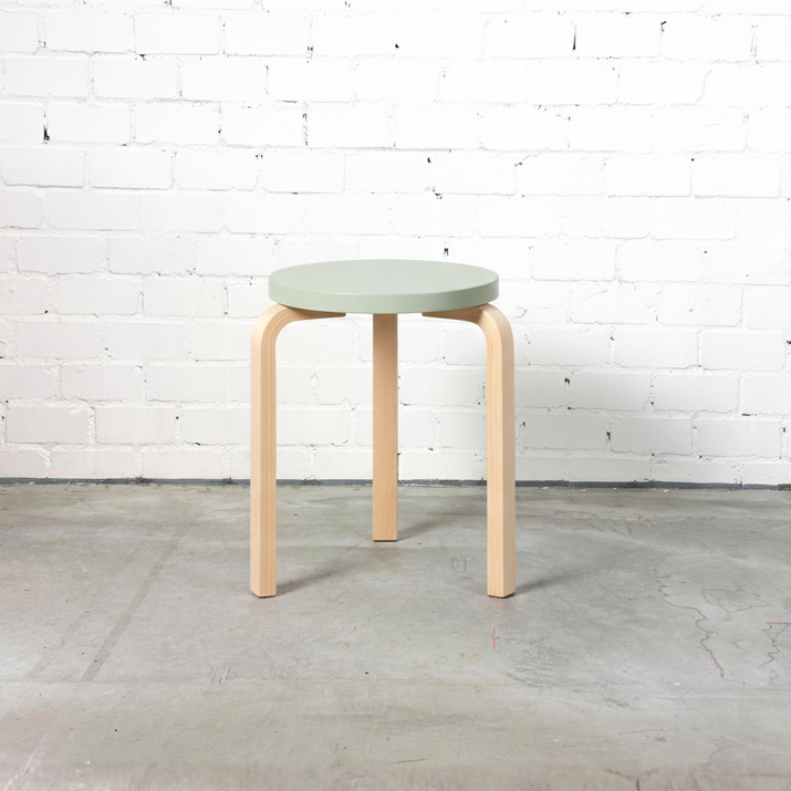 Artek 60 Hocker Birkenholz / Salbeigrün