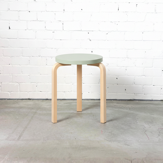 Artek 60 Hocker Birkenholz / Salbeigrün