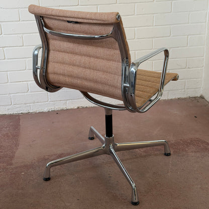 Vitra EA 104 Hopsak Cognac/Elfenbein