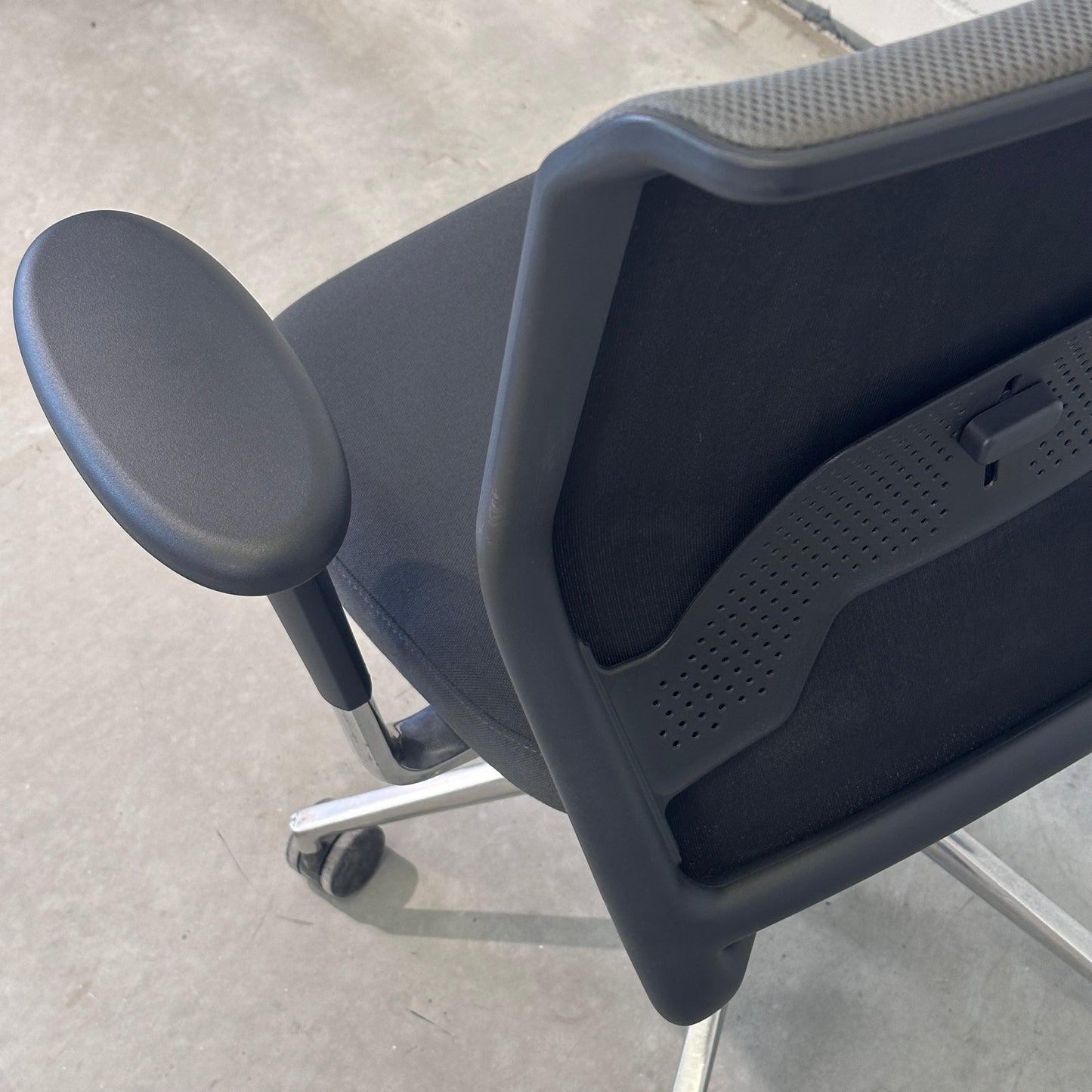 Vitra ID Mesh grau/schwarz