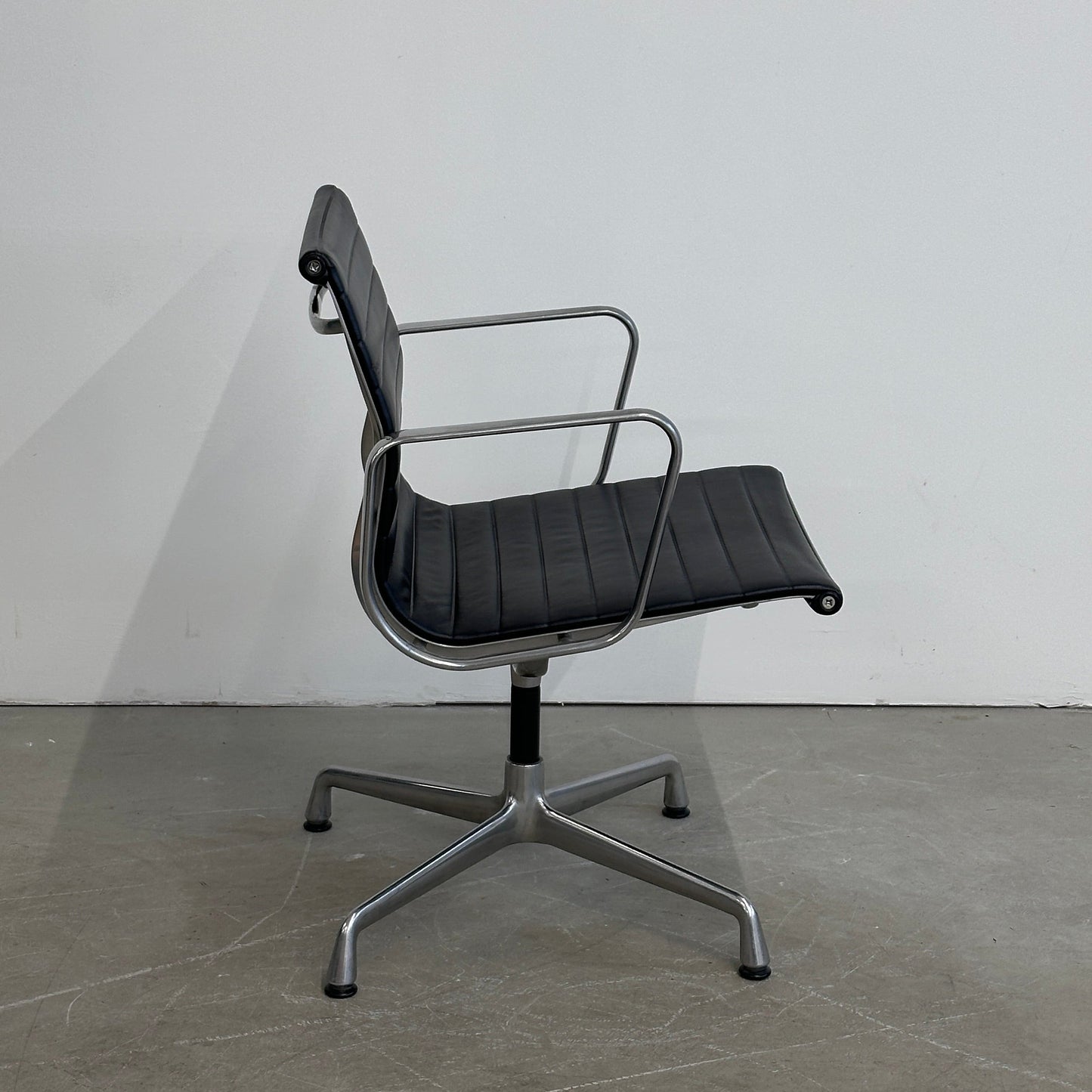 Vitra EA 108 Leder schwarz (Alu poliert)