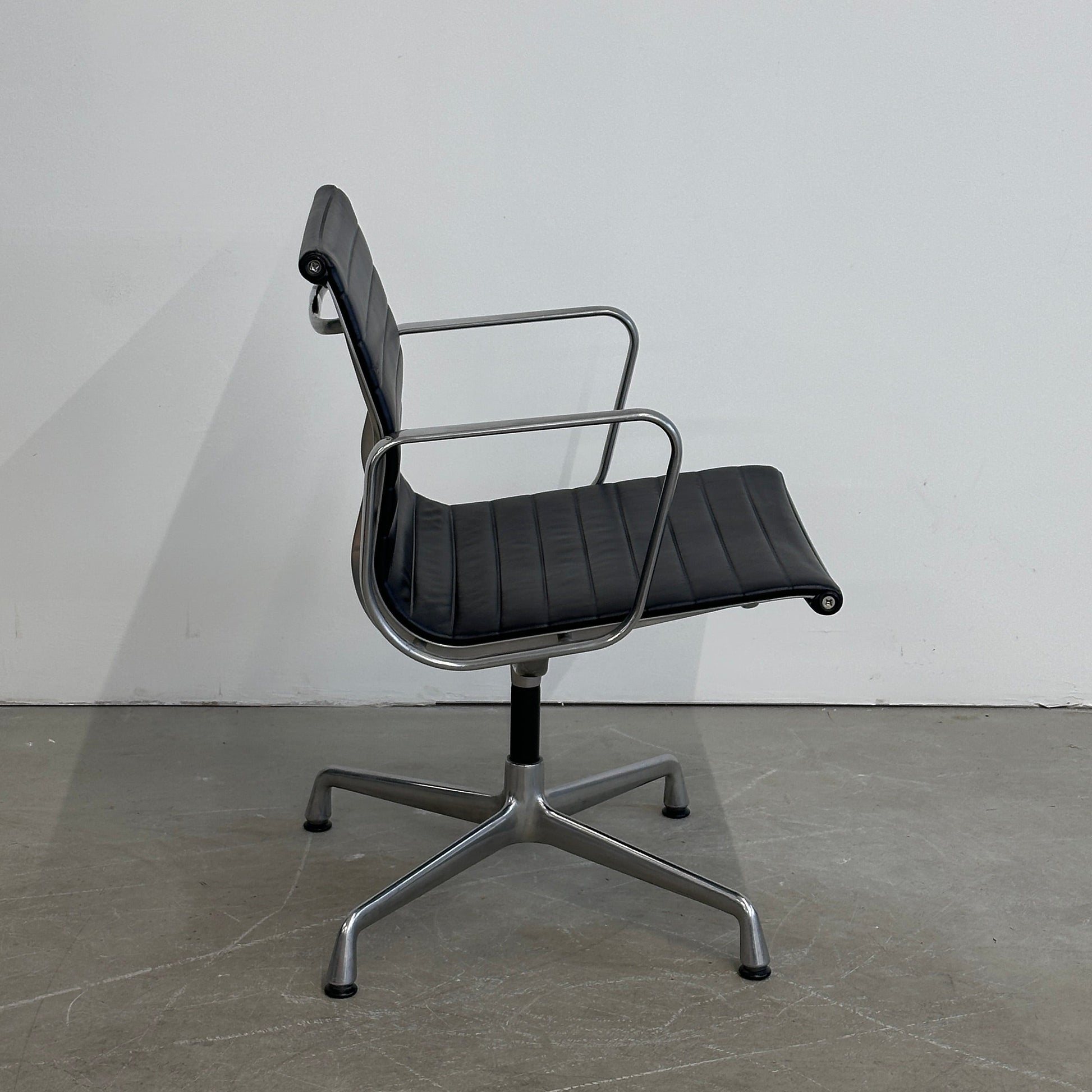 Vitra EA 108 Leder schwarz (Alu poliert)