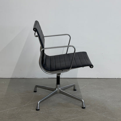 Vitra EA 108 Leder schwarz (Alu poliert)