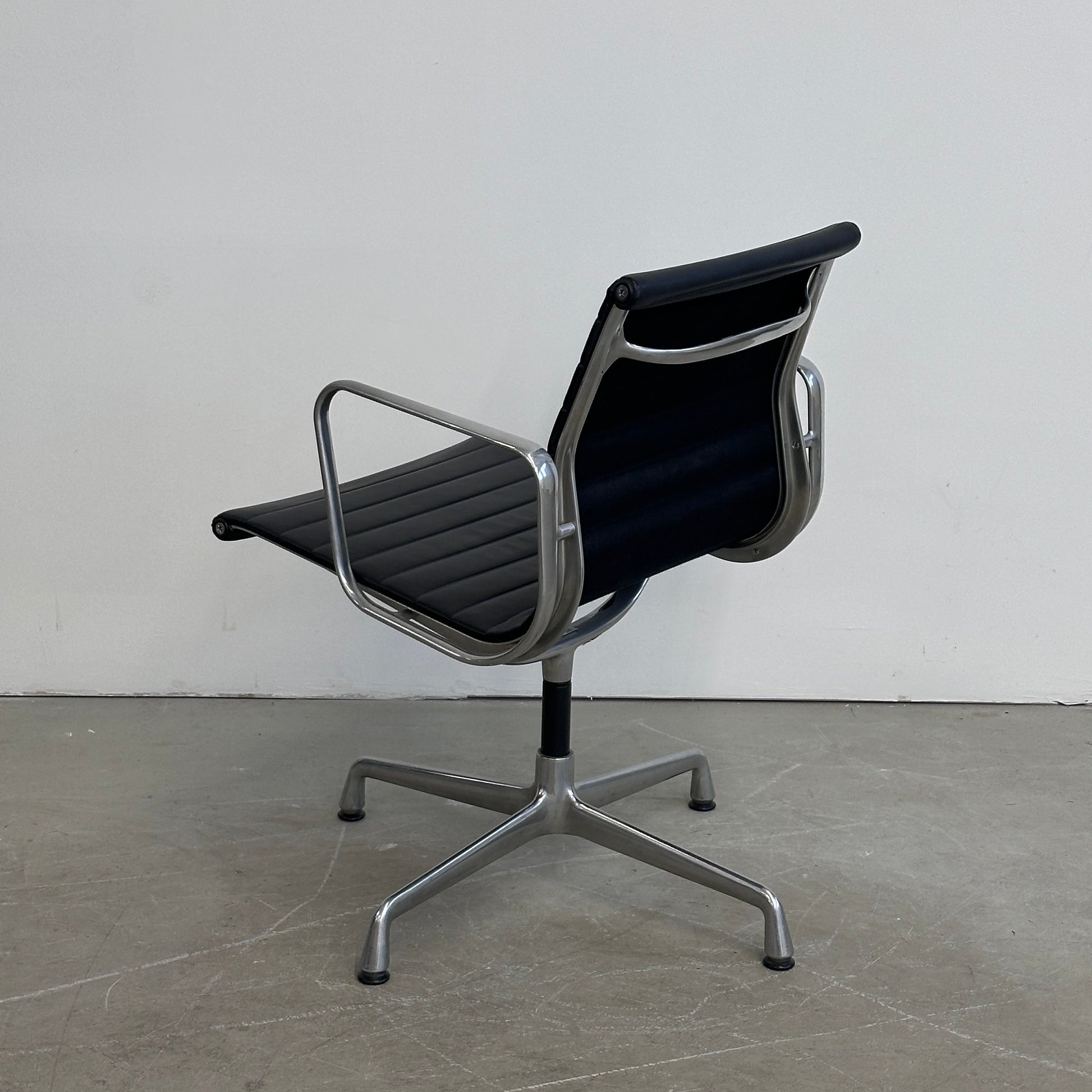 Vitra EA 108 Leder schwarz (Alu poliert)