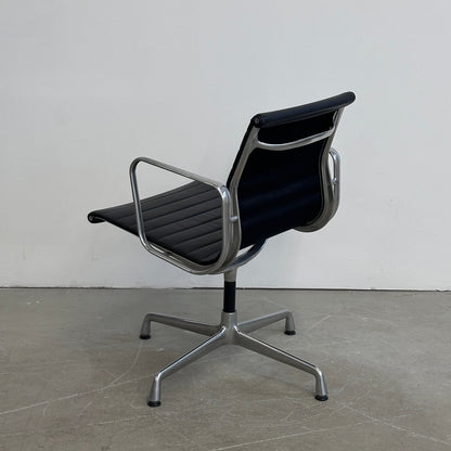 Vitra EA 108 Leder schwarz (Alu poliert)