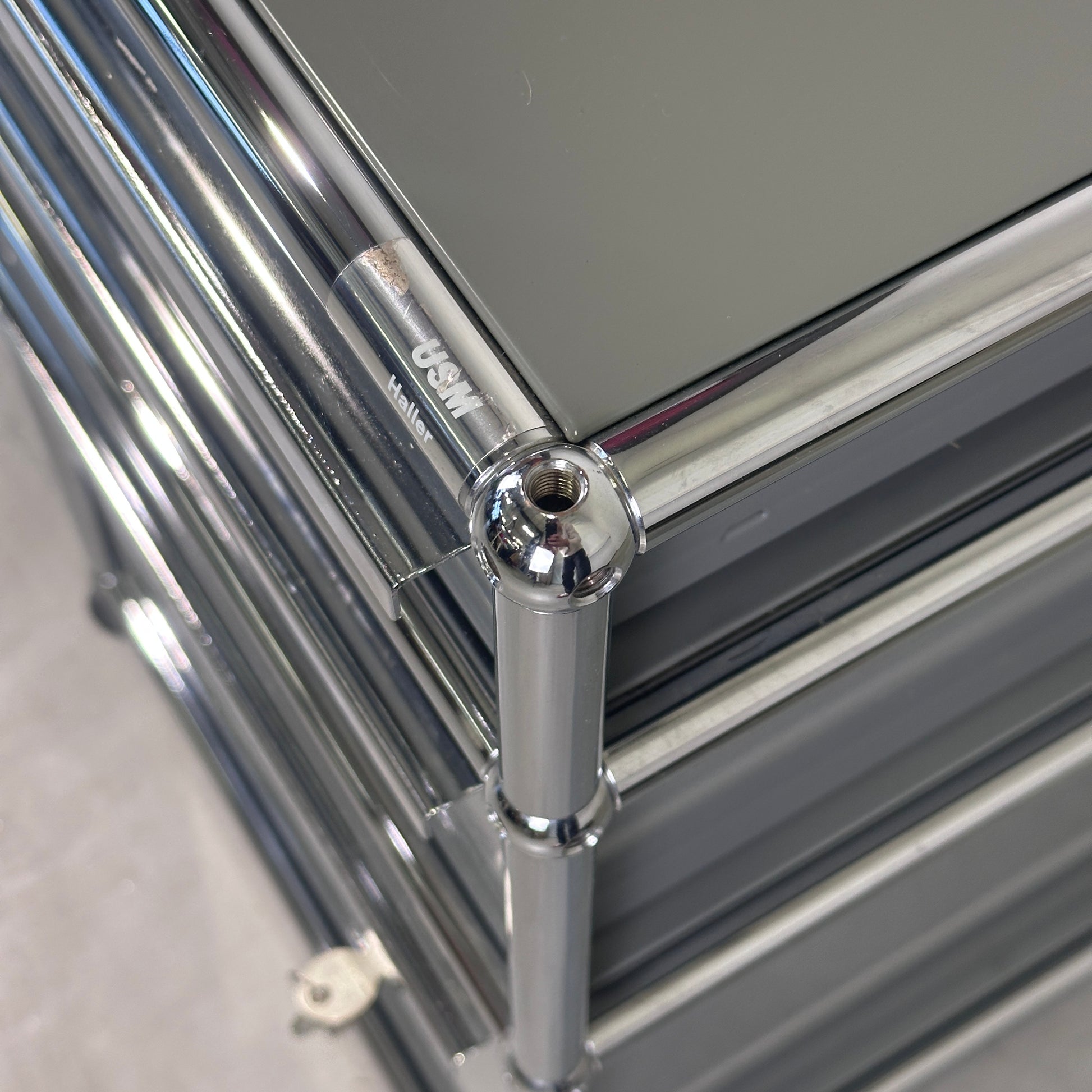 USM Haller Standcontainer Mittelgrau 3 Auszüge