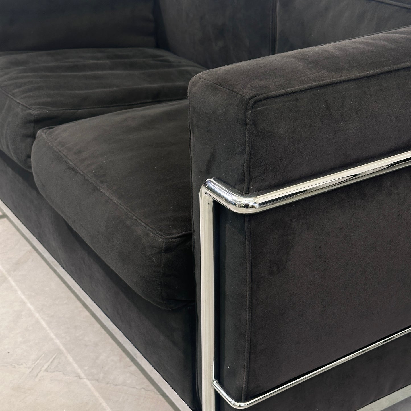 Cassina LC2 2-Sitzer Alcantara schwarz