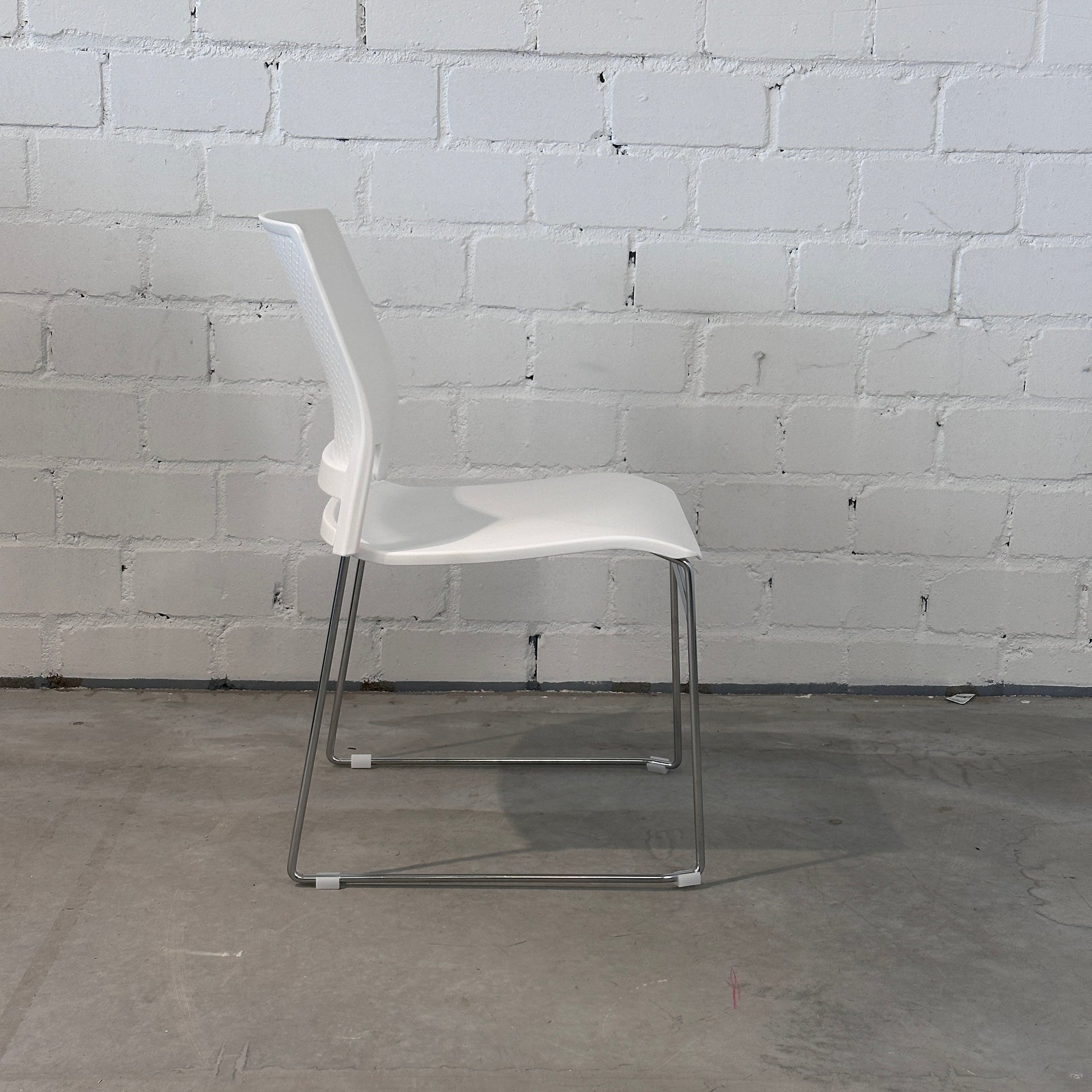 wartezimmerstuhl_weiss_chrom_kunststoff_seitenansicht