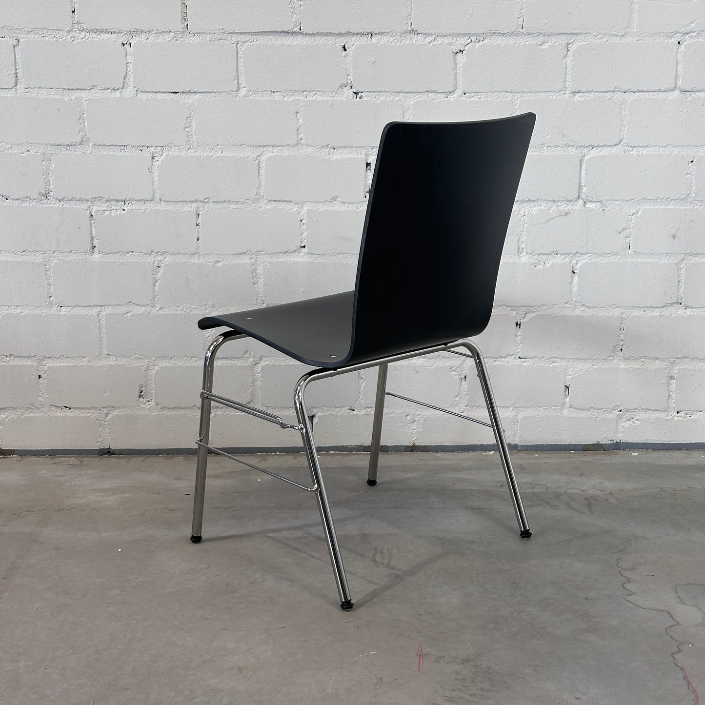 Hiller Objektmöbel Stapelstuhl Atlanta Buche anthrazit gebeizt