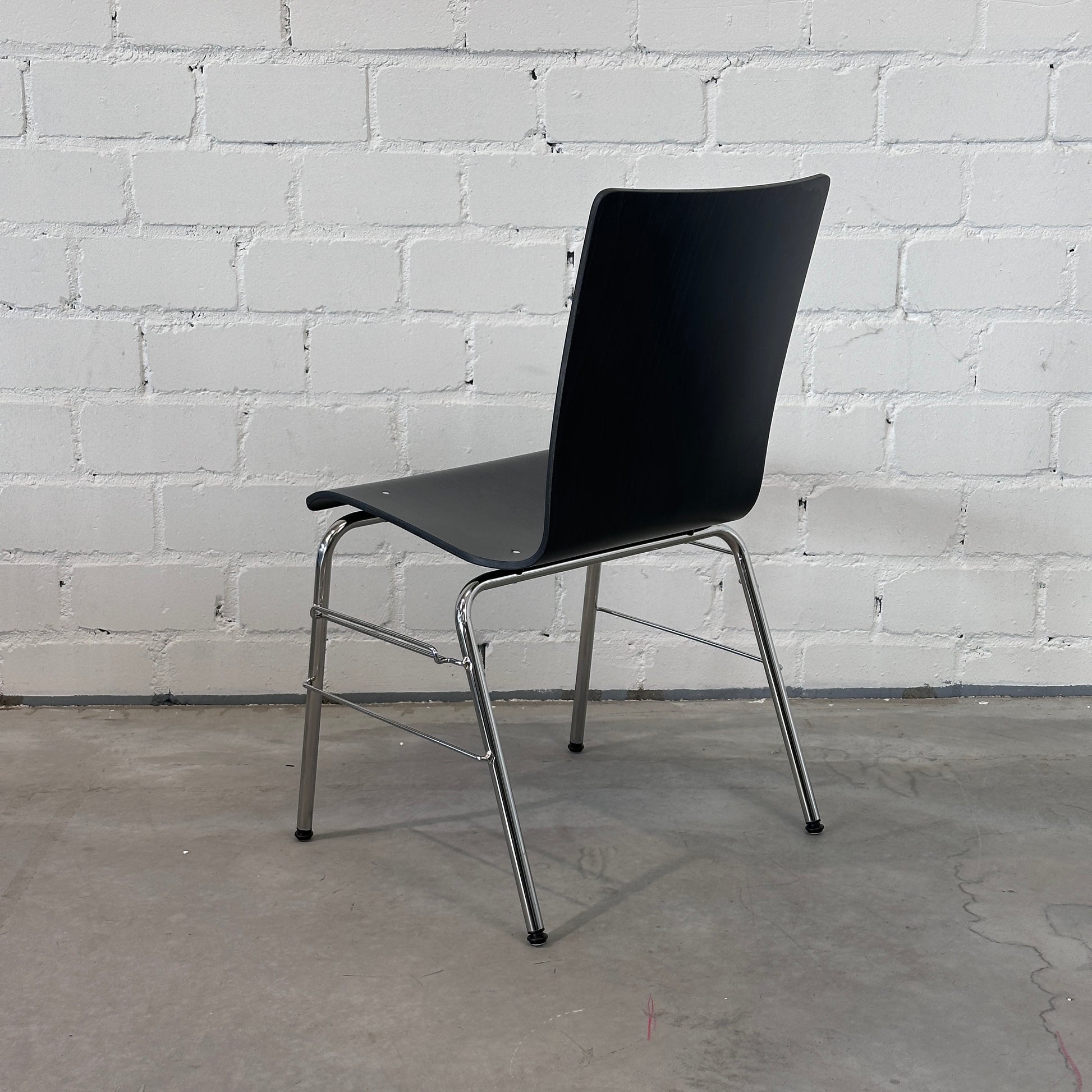 Hiller Objektmöbel Stapelstuhl Atlanta Buche anthrazit gebeizt