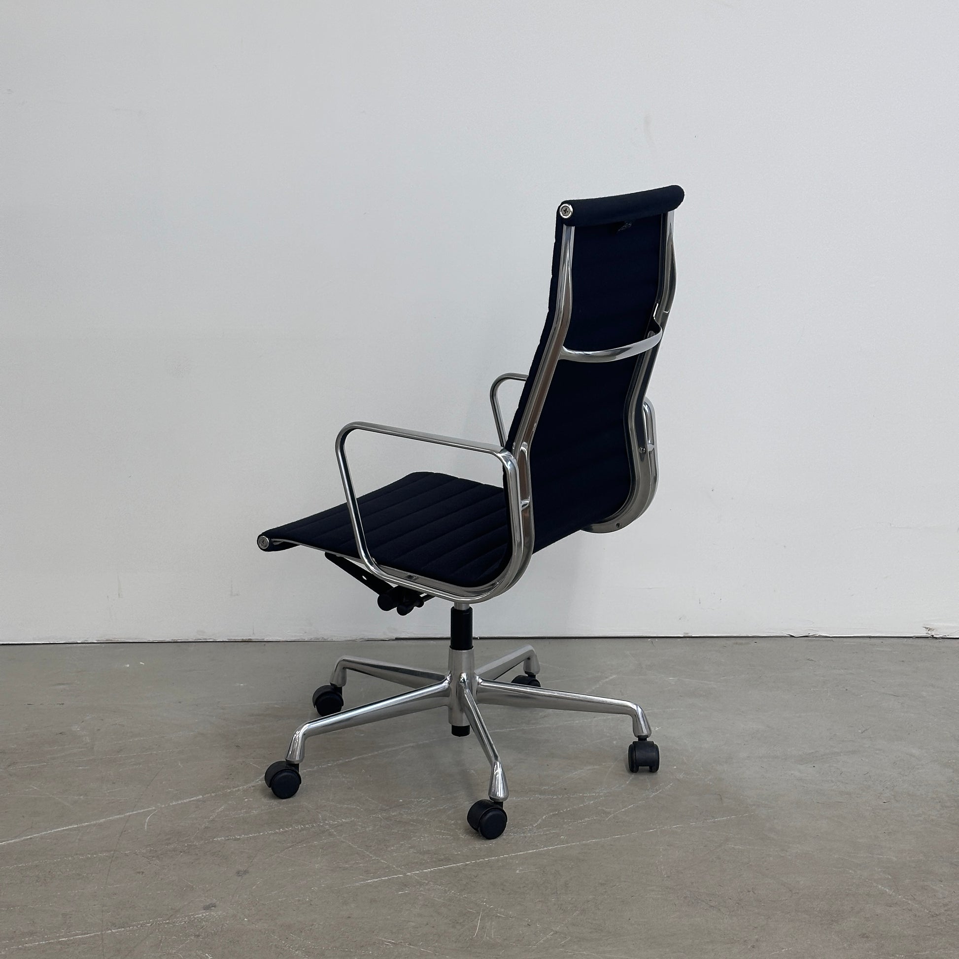 Vitra EA 119 Hopsak (Alu poliert)