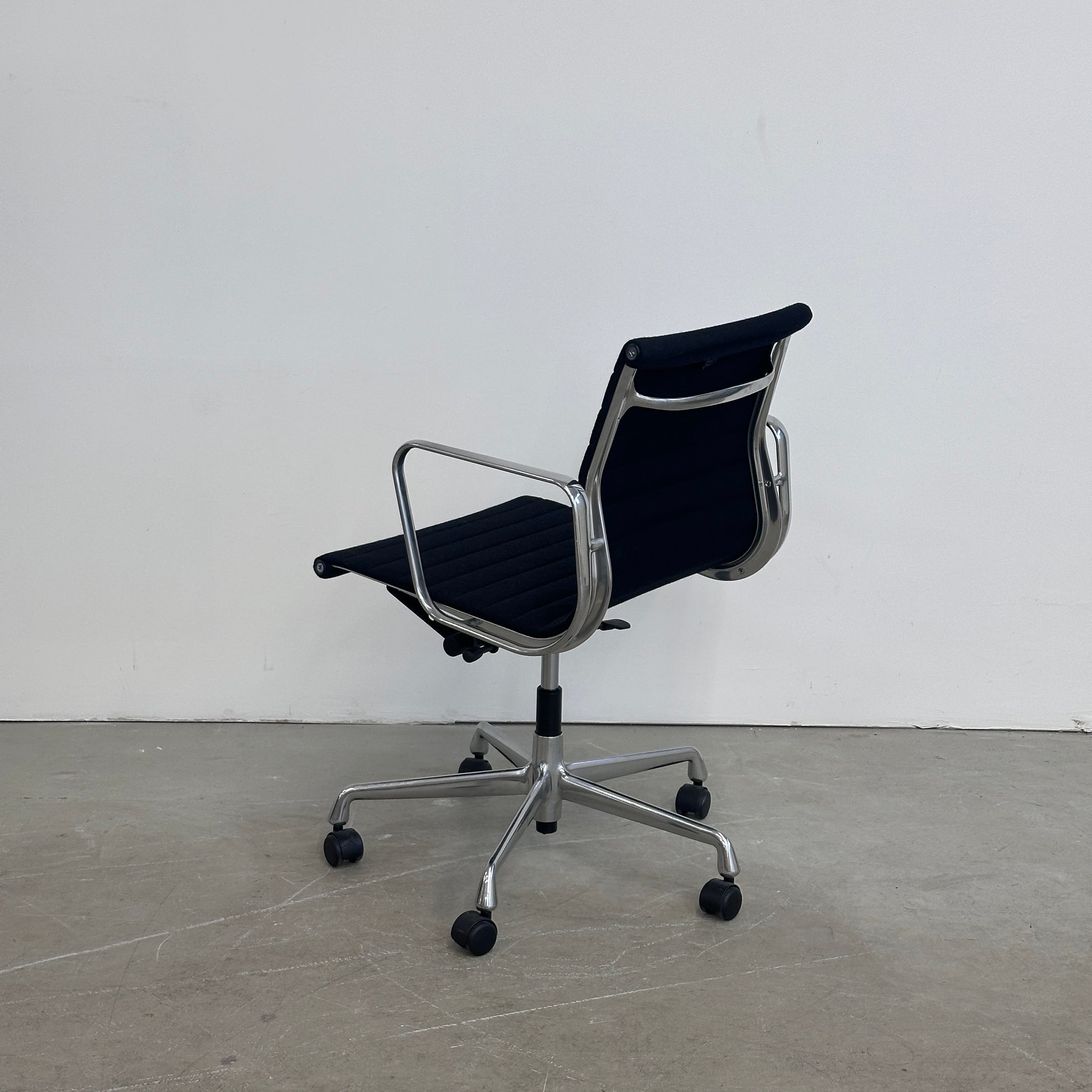 Vitra EA 117 Hopsak schwarz (Alu poliert)