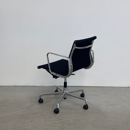 Vitra EA 117 Hopsak schwarz (Alu poliert)